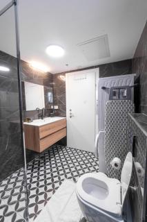 O&O - 2 BR Stylish & Modern Apartment - 8