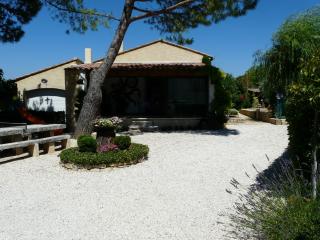 Air-conditioned house with heated pool, Luberon, in Maubec – 6 people - 6