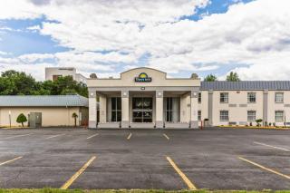 317B Days Inn I81 king room - Roanoke - 1