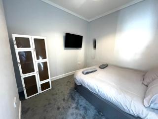 Ground Floor City Centre Apartment - Sky Sports & TNT Sports - Superfast WiFi - 3 beds - 2pm Check in - Long Stays Welcome - Perth - 4