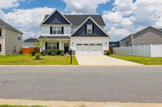 Family-Friendly 4BR Home with BBQ & Free Parking - Raeford - 9