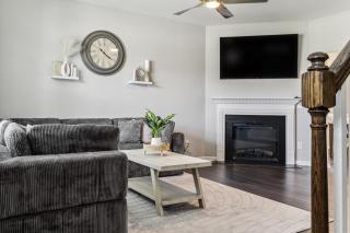 Family-Friendly 4BR Home with BBQ & Free Parking - Raeford - 0