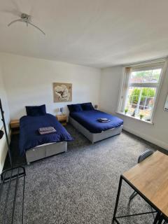 Stylish 4 Double Bedroom House in Bradford, Views of Hillside and parking - 5