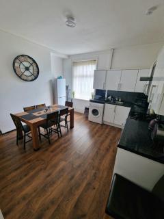 Stylish 4 Double Bedroom House in Bradford, Views of Hillside and parking - 4