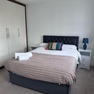 Elegant Home With Outdoor Space - Basingstoke - 6