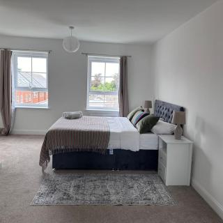 Elegant Home With Outdoor Space - Basingstoke - 4