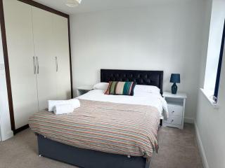 Elegant Home With Outdoor Space - Basingstoke - 2