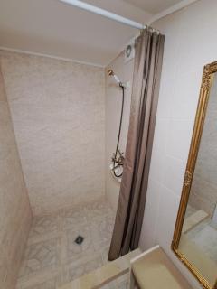 Namelis dviems su kubilu - - 2