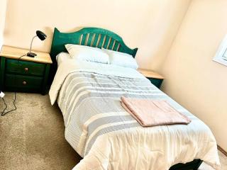 Airport 4BR2BA Double Garage Pet Friendly - Calgary - 3