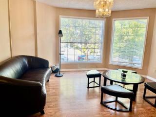 Airport 4BR2BA Double Garage Pet Friendly - Calgary - 1