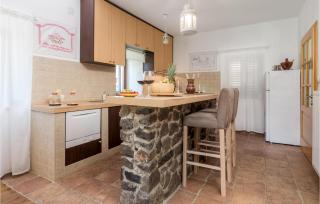 Amazing Home In Lovinac With Jacuzzi - Lovinac - 4