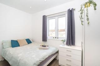 Beautiful 4 Bed Immaculate Condition Refurbished Property - Romford - 5