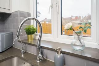 Beautiful 4 Bed Immaculate Condition Refurbished Property - Romford - 4