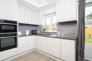 Beautiful 4 Bed Immaculate Condition Refurbished Property - Romford - 3
