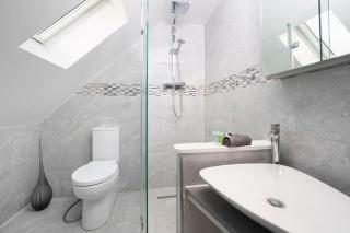 Beautiful 4 Bed Immaculate Condition Refurbished Property - Romford - 1