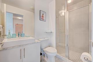 Stunning 2 BD in heart of Toronto with Parking - 3