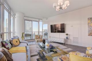 Stunning 2 BD in heart of Toronto with Parking - 1