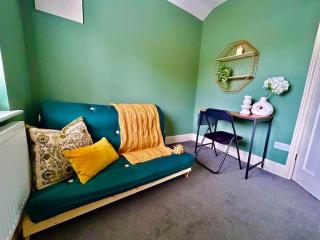Lemon Drop Lodge Wyndale Living Parking BHam NEC - 5