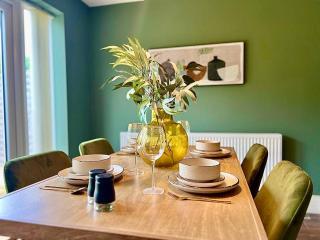 Lemon Drop Lodge Wyndale Living Parking BHam NEC - 3