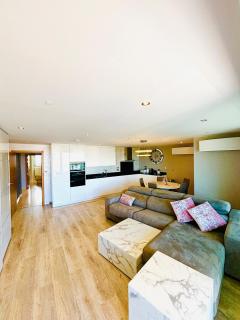 2BR Modern Ocean Village with pools and Amazing Views - 2