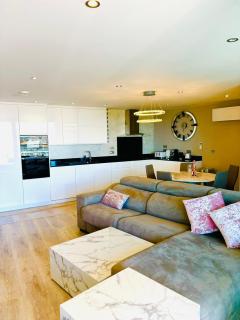 2BR Modern Ocean Village with pools and Amazing Views - 3
