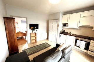 Centrally Located Two Bed Apartment - Sleeps Four - Galway - 3