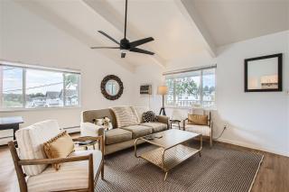 Natural Light, High-Vaulted Ceilings Apartment and Garage - 9