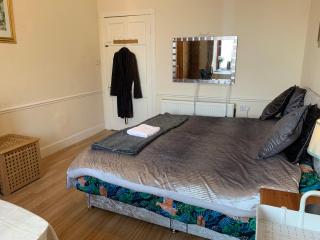 Twin room close to Royal Troon free parking - 6