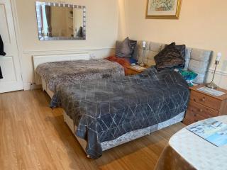 Twin room close to Royal Troon free parking - 2