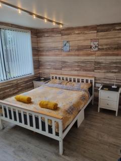 Log cabin with secure garden - Haxey - 7