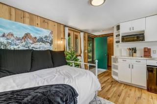 Pikes Peak Stone Cottage - Hot Tub & Game Room - 9