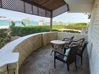 إطلالة مباشرة على البحر شاليه فندقي مكيف بحديقة خاصة راس سدر - 4