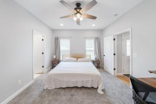 3BR 2BA Home with King Queen & Twin Beds - Clarksville - 4