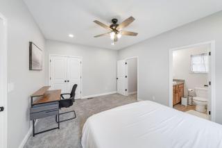3BR 2BA Home with King Queen & Twin Beds - Clarksville - 5