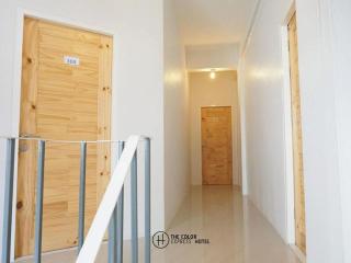 The Color Express Hotel - 9