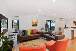 Treetops-Large Home 9km to CBD Sleeps 10 - 9