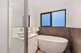 Treetops-Large Home 9km to CBD Sleeps 10 - Hobart - 4