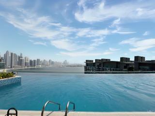 Luxe Lagoon Suites Palm Beach Private Access with Infinity Pool & Bar - Dubai - 6