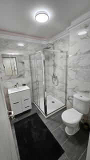 Luxury 2 bed apartment by Albert - 7