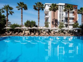 Nia Boutique Hotel by Rapo's Resort - Himare - 0