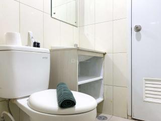 Comfort Stay 2BR at Springlake Summarecon Bekasi Apartment By Travelio - Bekasi - 5