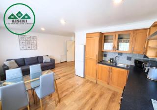 Aisiki Stays Apartments at Harwoods Road, Multiple 2-Bedroom, Pet-Friendly Flat, King or Twin or Double beds with FREE Wi-Fi & PARKING - Watford - 1