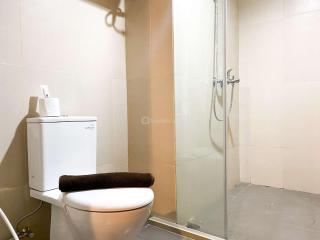 Comfy and Modern Look 1BR Gateway Park LRT City Bekasi Apartment By Travelio - Bekasi - 9