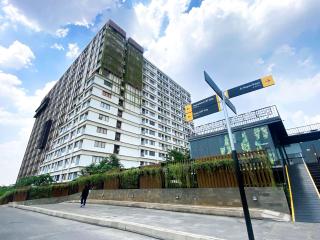 Comfy and Modern Look 1BR Gateway Park LRT City Bekasi Apartment By Travelio - Bekasi - 7