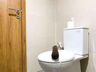 Comfy and Modern Look 1BR Gateway Park LRT City Bekasi Apartment By Travelio - Bekasi - 6