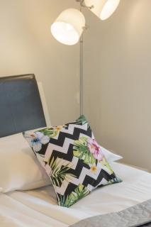 Subtle Colors Apartment in Warsaw with Furnished Balcony by Noclegi Renters - Warsaw - 3
