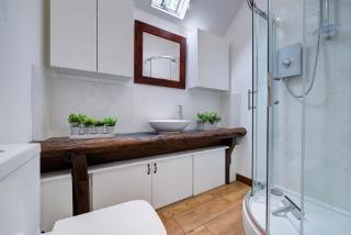 Peaceful Getaway - Free Parking, Short Drive to Stamford - 9