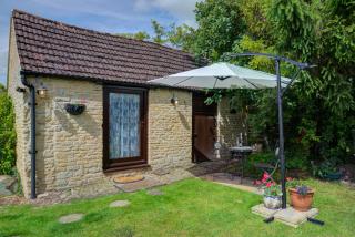 Peaceful Getaway - Free Parking, Short Drive to Stamford - 8