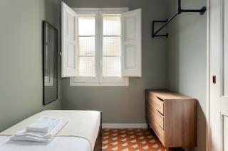 Spacious Stylish 4-bedroom Modernist Apartment - Barcelone - 6