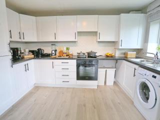 Pass the Keys Sunny Apartment 10mins to Coop Arena - 5